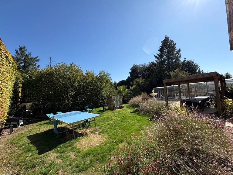 jardin-table-de-ping-pong-gite-le-lijaly-jeux