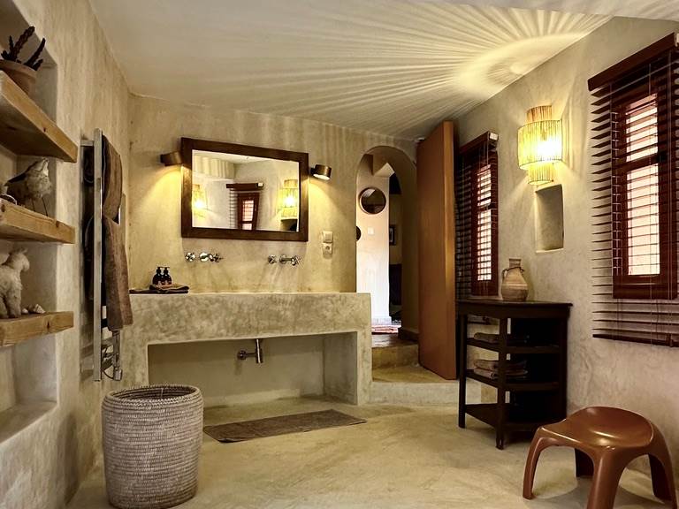 Double vasque avec des rappels de matériaux traditionnels, tout le confort pour votre séjour, y compris un sèche serviette à thermostat...