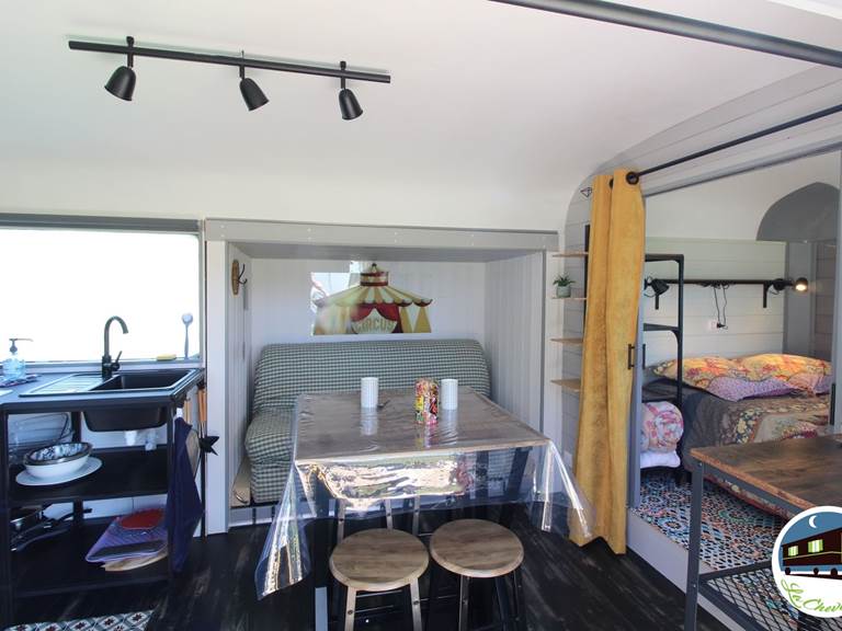 10 Gite la chevalerie 49170 roulotte loge des clowns