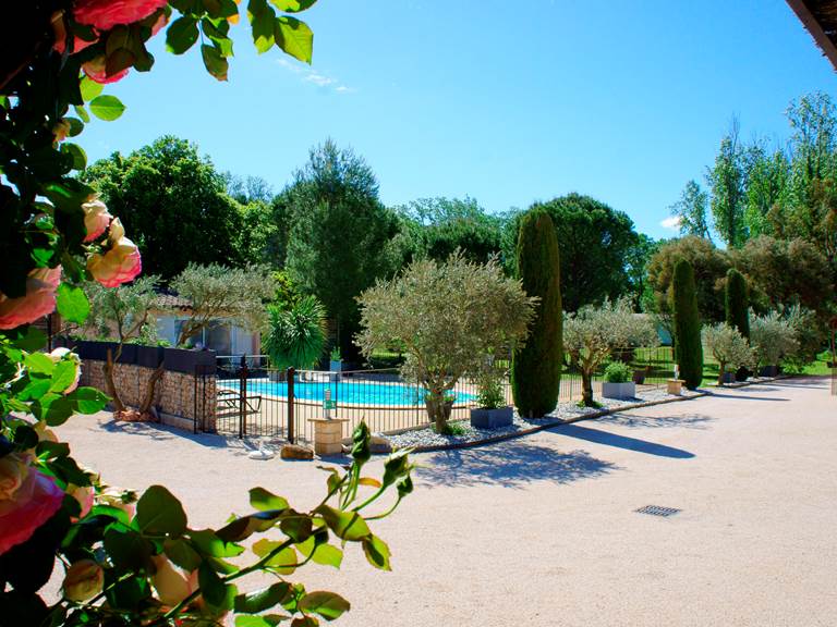 Vue piscine résidence les peupliers