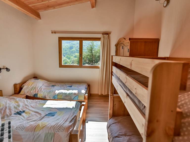 Chambre avec 2 lits simples et 1 lit superposé