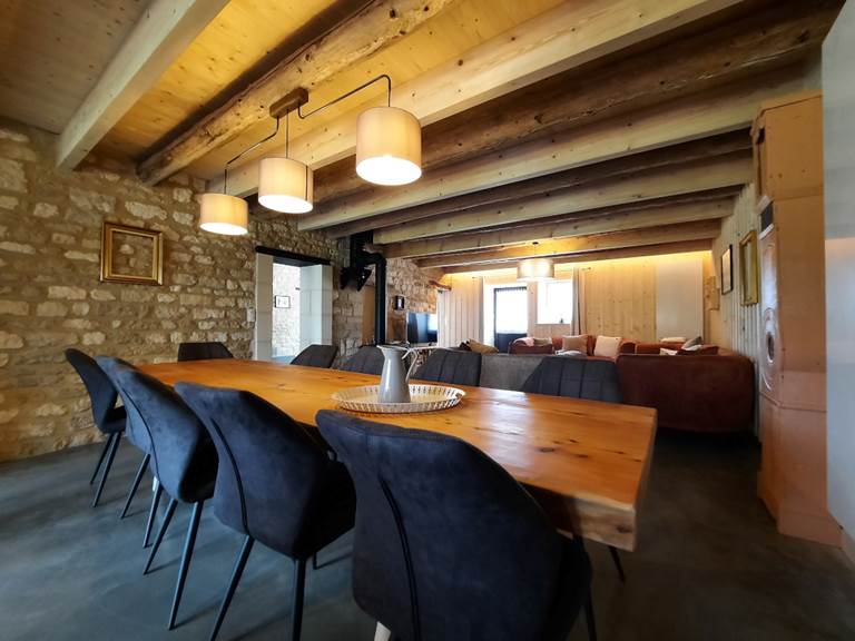 Le coin repas, avec la très spacieuse table en bois massif réalisée par José