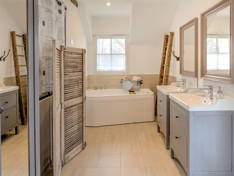 La salle de bain complète et balnéo du Four à Pain - Domaine des Cyclamens