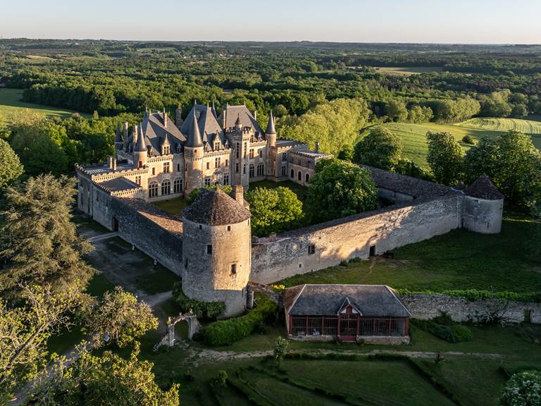 DJI_20250430073506_0076_D_MAVIC3PRO- Cha^teau Michel de MontaigneDe´clic&De´colle