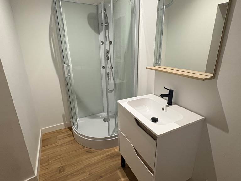 salle-de-bain-douche-gite-le-lijaly-bournezeau-vendee-accessible.jpg