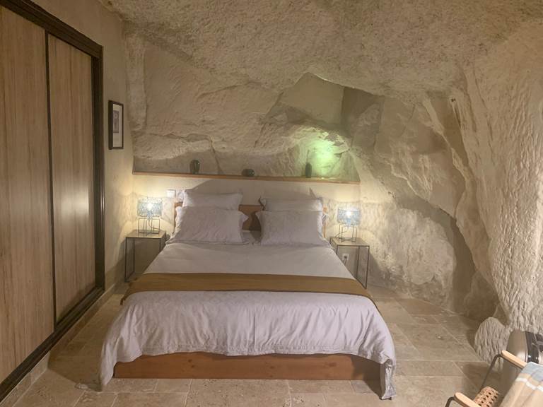 chambre-lit-queen-size-gite-couple-jacuzzi-chinon