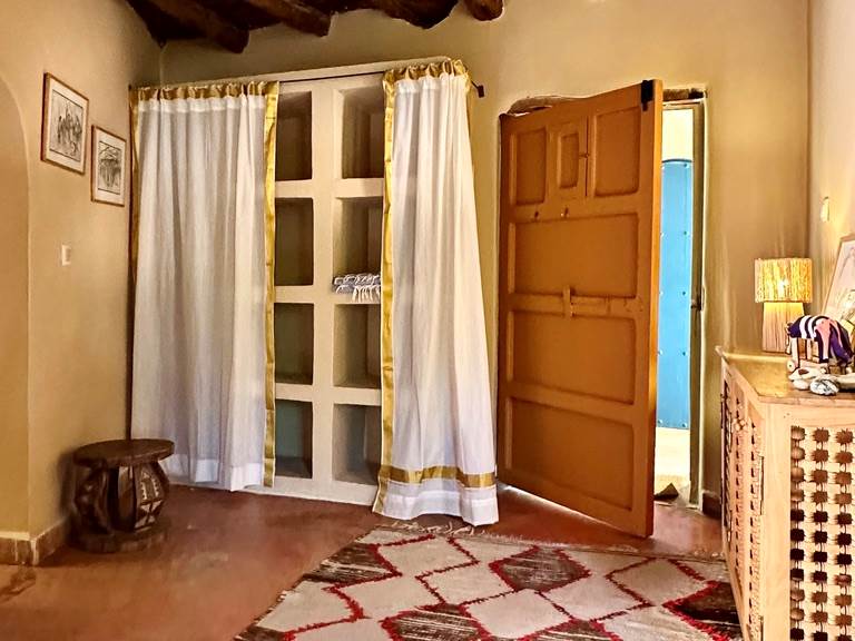 L'entrée de la suite, vue depuis la seconde chambre, donne accès à la salle de bain ainsi qu'à la terrasse privative