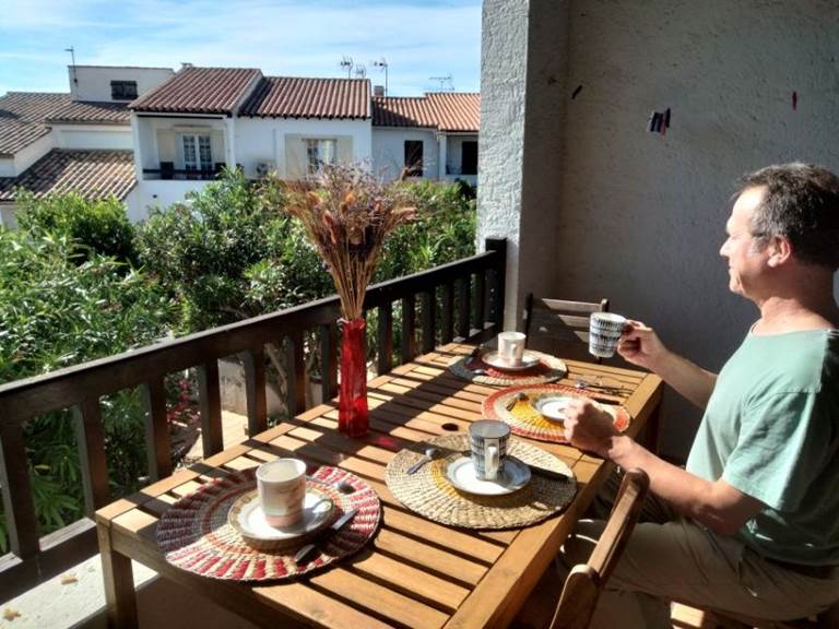 petit déjeuner sur la terrasse ensoleillée