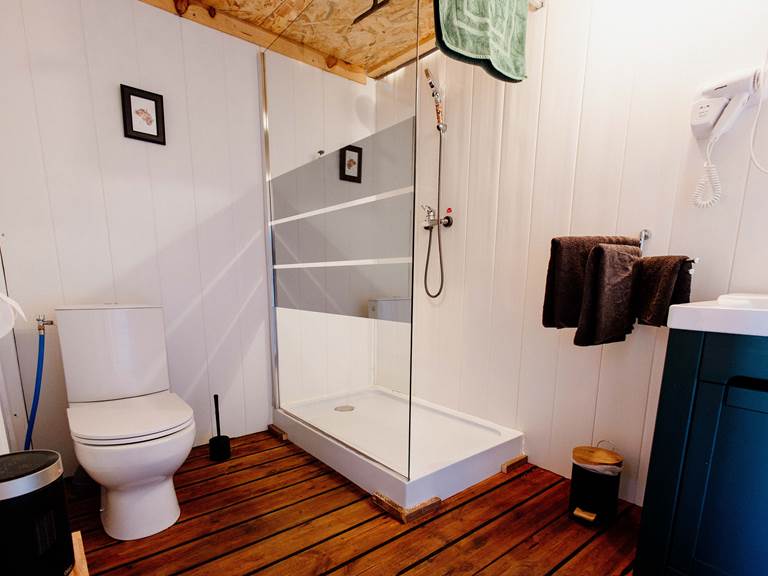 Salle de bain et toilettes privatives