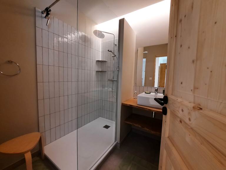 La salle de bain privative, dans la chambre "Les petites mésanges", à l'étage.