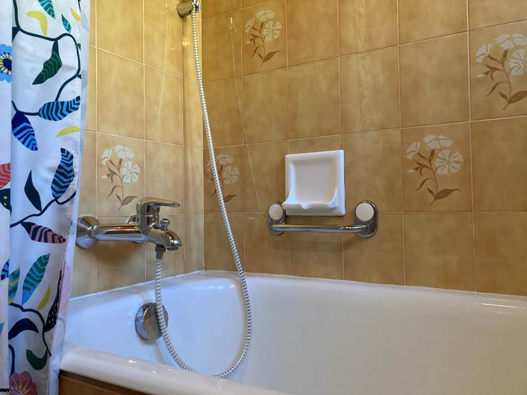 Salle de bains et wc séparés à l'étage