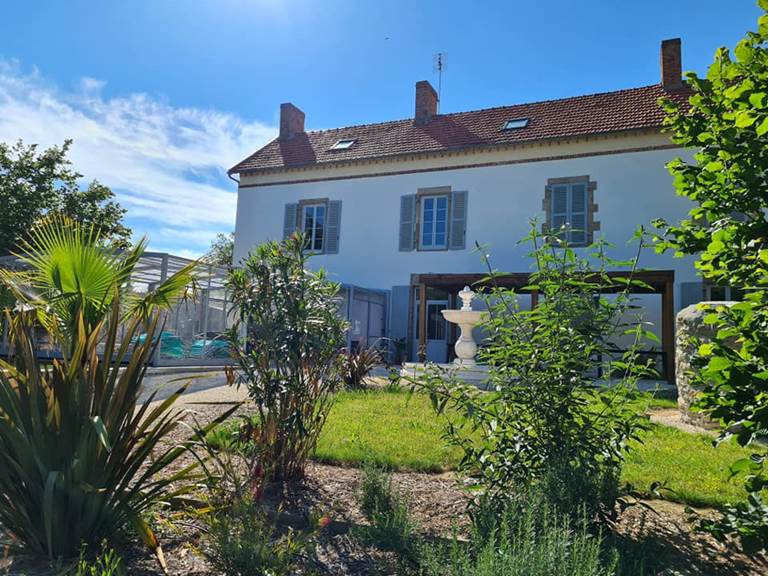 gite-le-lijaly-exterieur-maison-bournezeau-vendee-grande-capacite.jpg