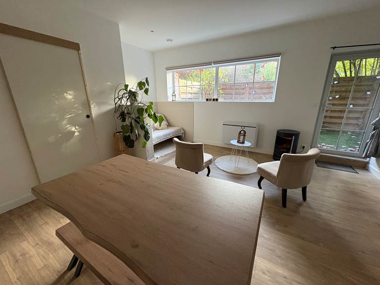 salon-lumineux-gite-le-lijaly-bournezeau-vendee-famille-detente-vacances.jpg