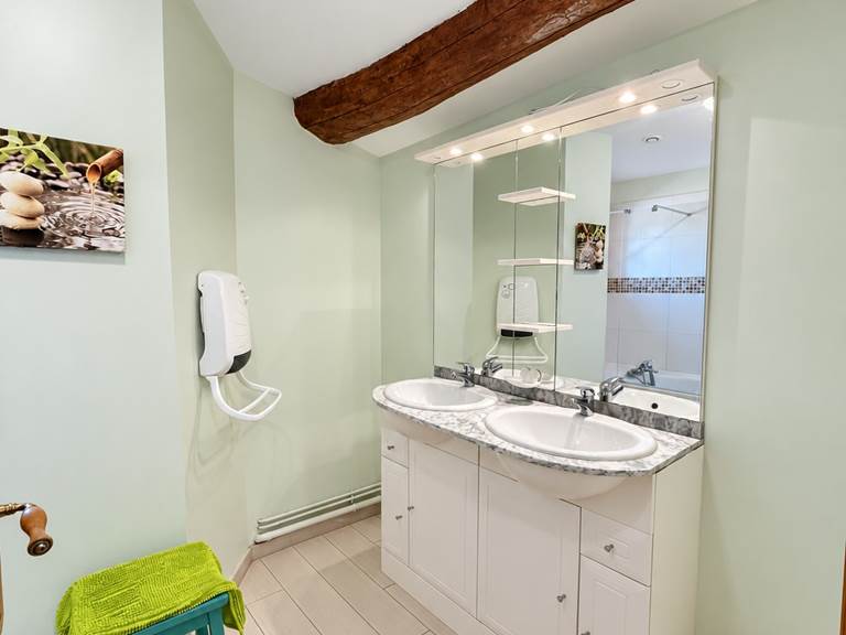 La salle de bain avec baignoire