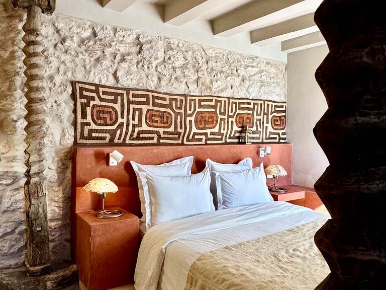 Equipé de liseuses ainsi que de lampes de chevets, la chambre peut avoir différentes ambiance selon vos envies...