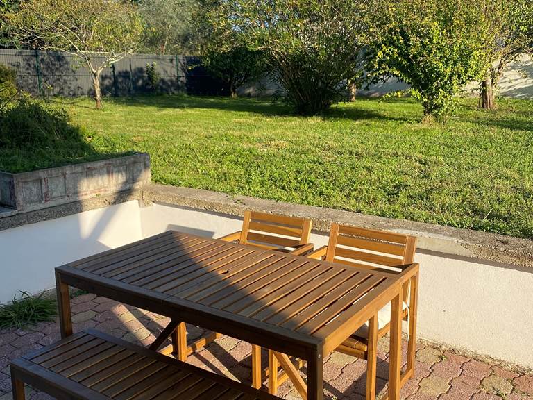 appartement-meuble-cambo-les-bains-terrasse.jpg