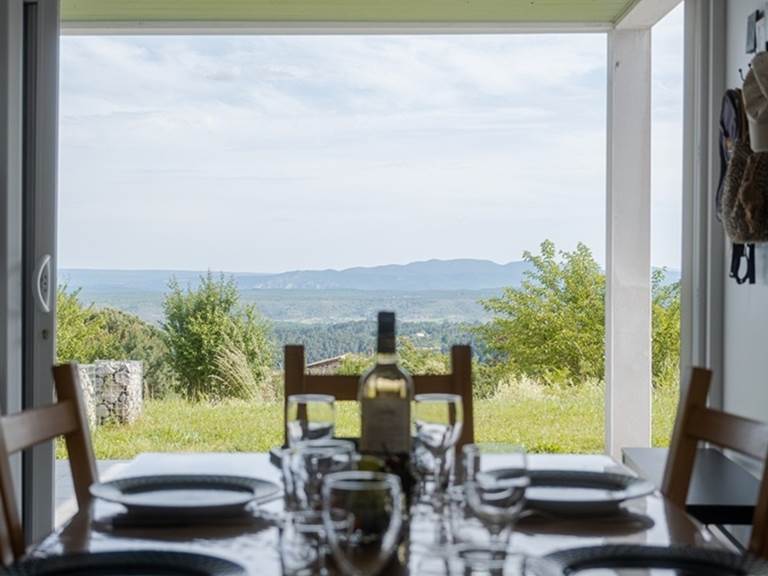 Vue sur la terrasse et les montagnes ardéchoises