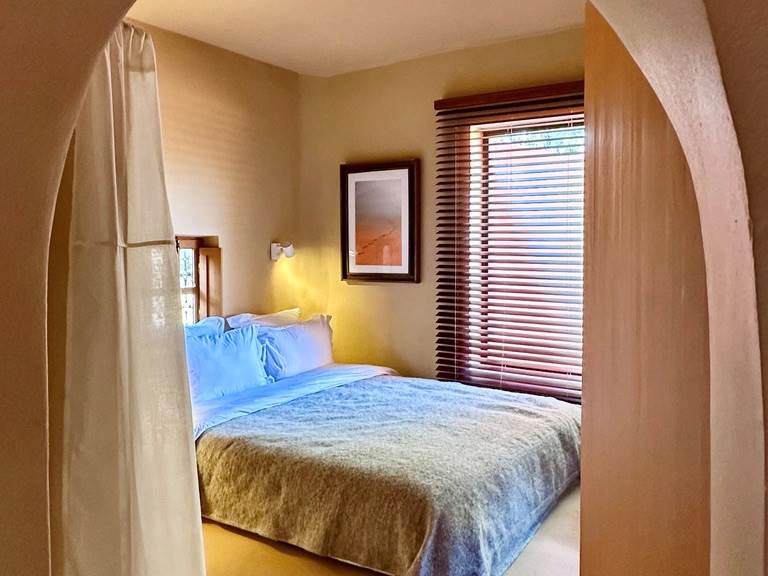 La seconde chambre ferme avec une grande porte, privatisez les espaces selon vos souhaits!