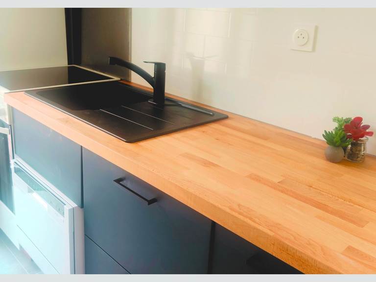 Cuisine claire et fonctionnelle pour vos repas à deux Un coin cuisine bien pensé, idéal pour cuisiner dans le calme de La Flotte, avec tout le confort moderne à portée de main.
