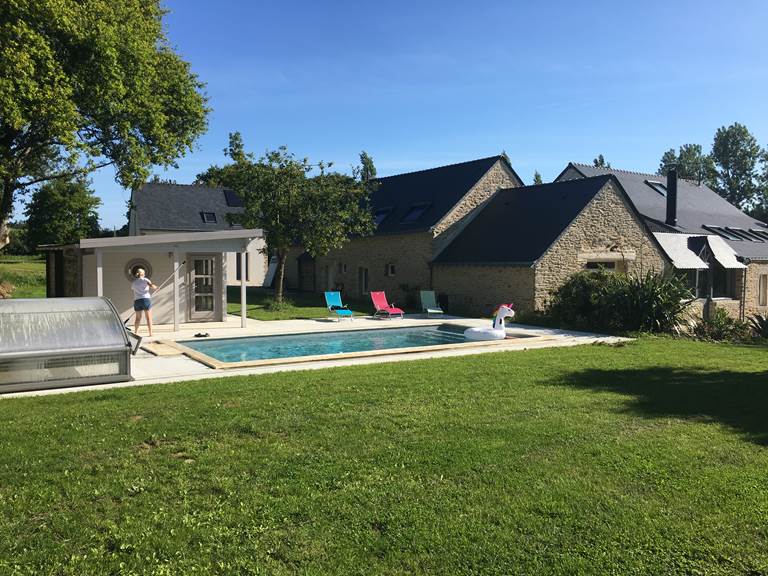 Piscine couverte, chauffée en saison - accès par créneaux privatifs