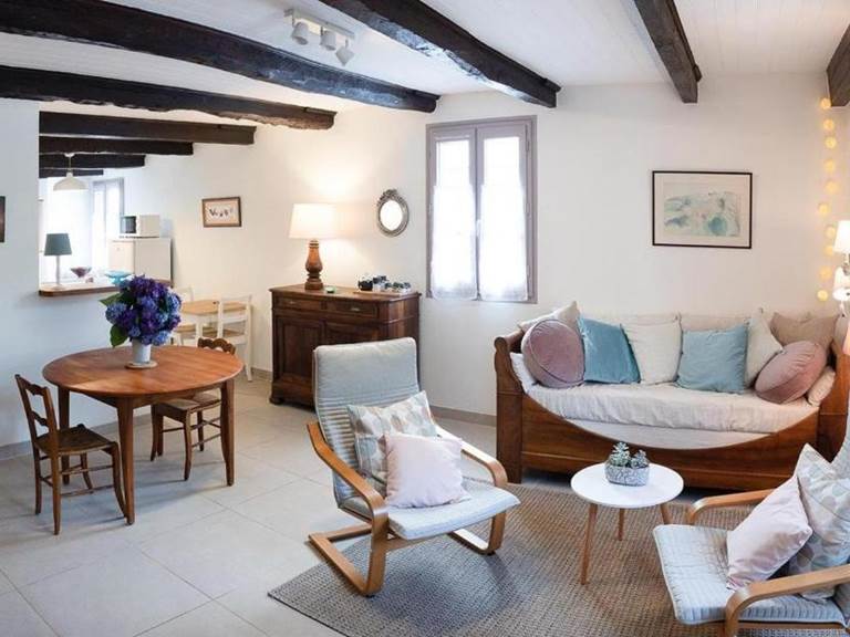 Le "Gîte-Maison" 1 Chambre : Salon/Salle à manger cosy et cocooning avec 2 Banquettes-Lits 90x200 cm literie premium.