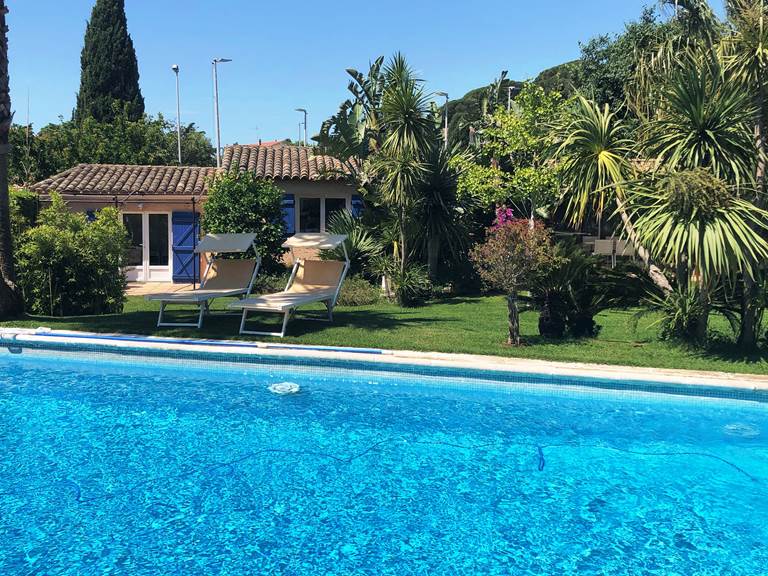 coin piscine maison bleue