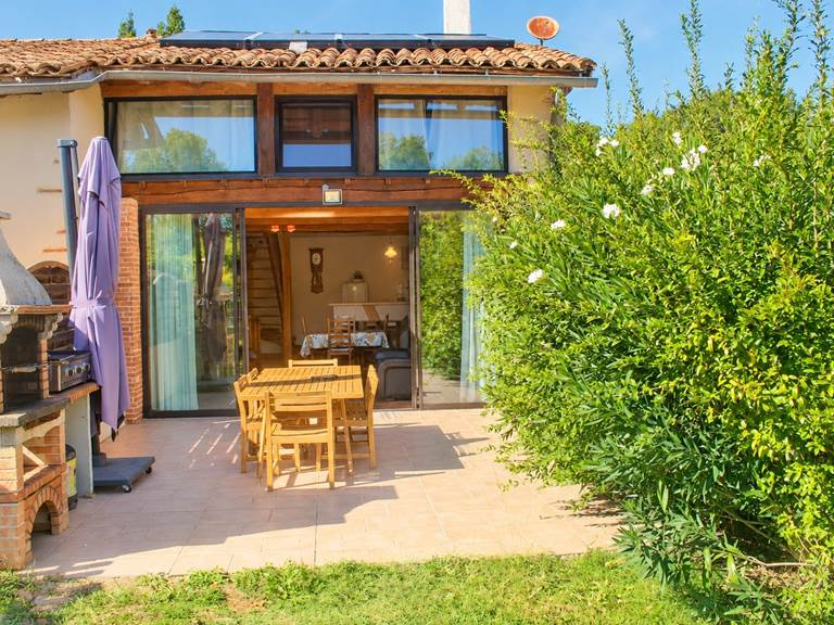 La terrasse et la pièce de vie du gîte