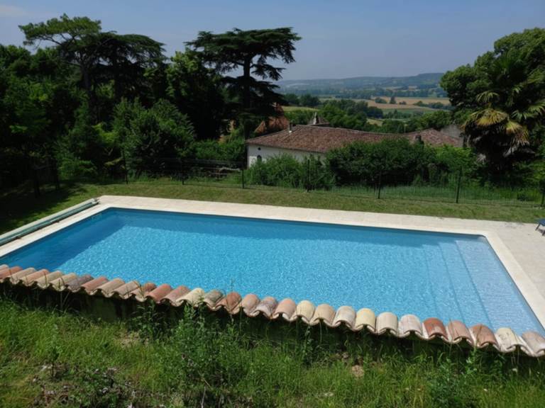 grande-piscine-privée-vue-campagne-domaine-salamandre-lauzerte-quercy-blanc