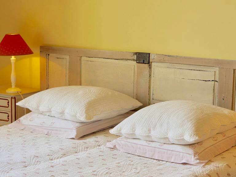 lit queen size chambre tomette aux  chambres d'hôtes la Rougeanne près de Carcassonne dans l'Aude