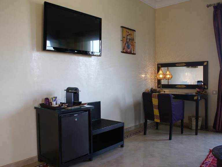 Télévision, minibar et machine à café Nespresso chambre Safran - Villa Aâlma d'Or à Marrakech
