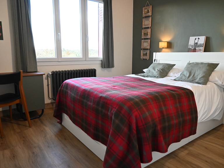 Chambre avec 1 lit double et SDB_ 1er étage