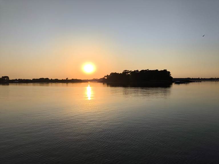soleil-coucher-apero-plage-famille-amis-croisière-balade-mer-morbihan