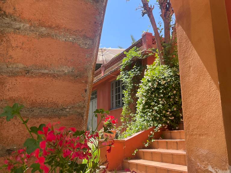 Les arches et l’escalier menant à l’entrée de la Villa Chandra