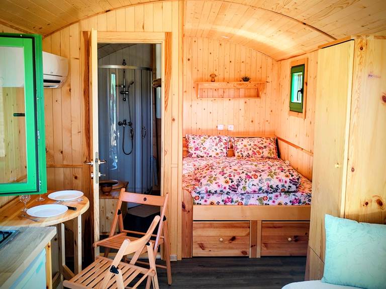 pièce principale roulotte - table dépliée pour 2 personnes