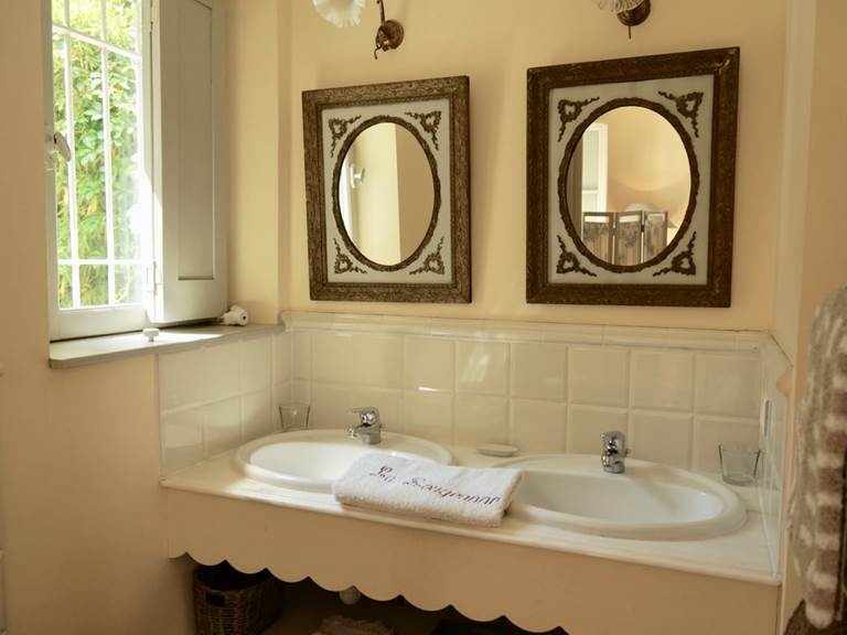 salle de bain de la chambre Acanthe  aux chambres d'hôtes la Rougeanne près de Carcassonne dans l'Aude