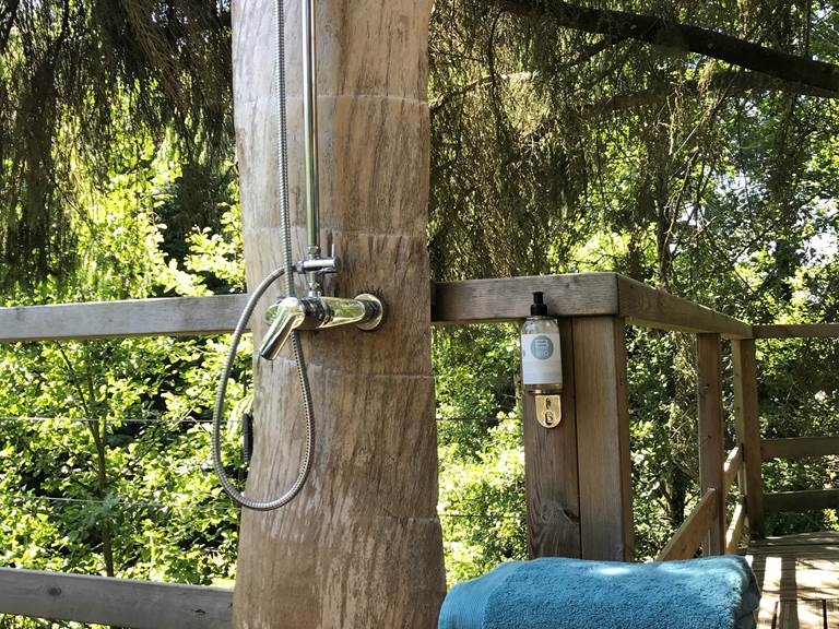 Douche extérieure près du spa