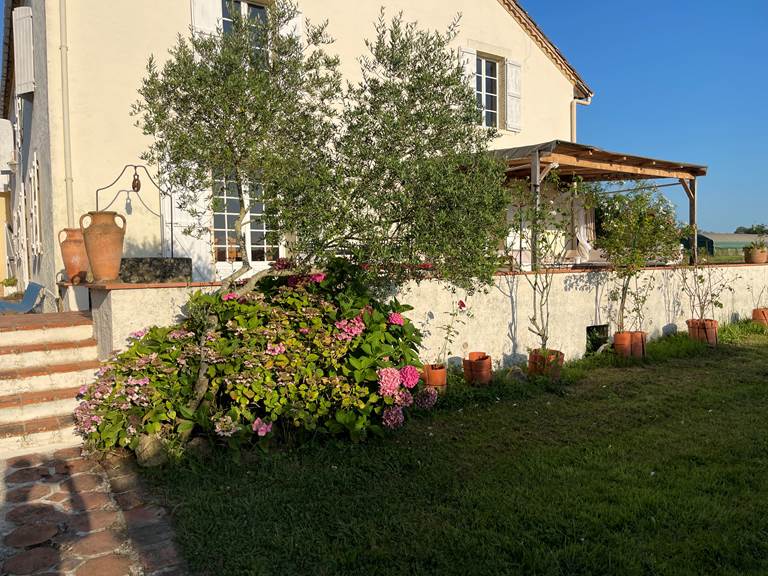 MOUNDEOU-location-gîte-Piscine-privée-Location-de-vacances-à-Madiran-St-Lanne-Terrasse-1