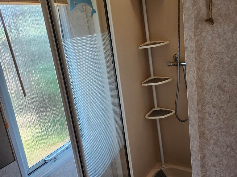 salle de bain avec douche MOBIL-HOME DE PROPRIETAIRE 38