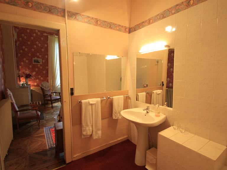 Chambre Delavier   salle de bain avec baignoire