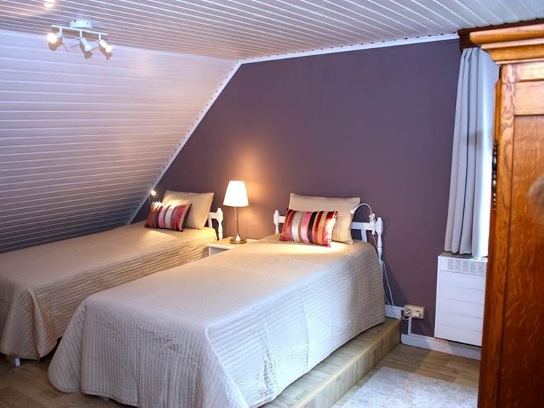 Chambre 2 lits single, fauteuil, bureau