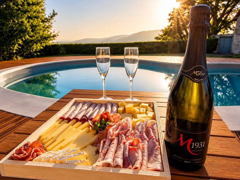 Apéritif au bord de la piscine