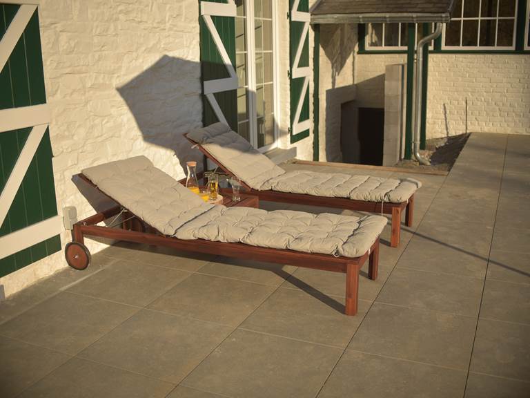 Het grote terras en de groene tuin nodigen uit tot ontspanning en koffiepauzes tussen sessies