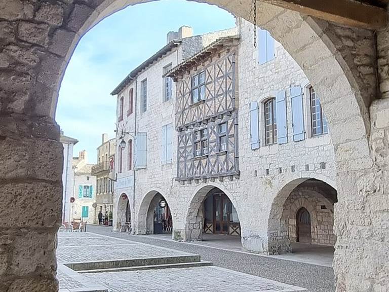 place-des-cornieres-lauzerte-plus-beau-village-france-quercy-blanc