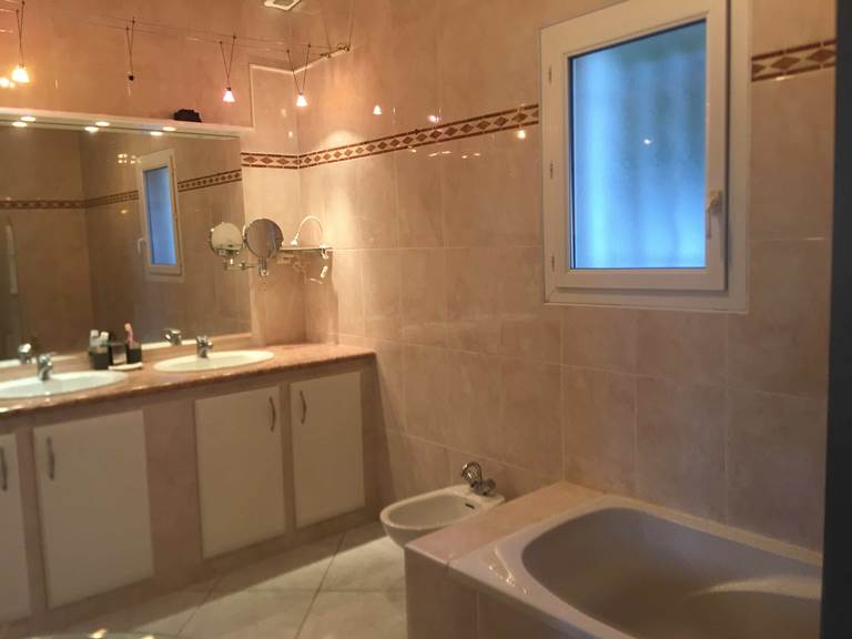 20 Villa provence verte La Roquebrussanne suite parentale salle de bain 1