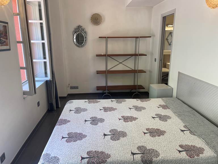 chambre principale avec salle de bain de l'appartement