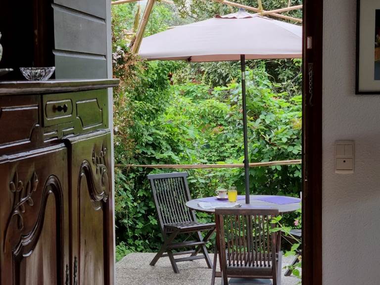 Le salon donne aussi sur une terrasse exposée Est