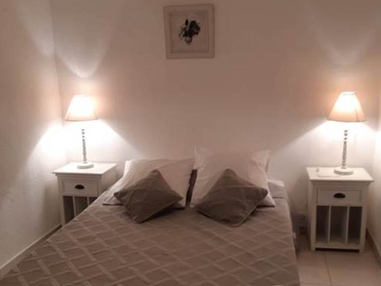 chambre lit double  appartement " Les Romarins"