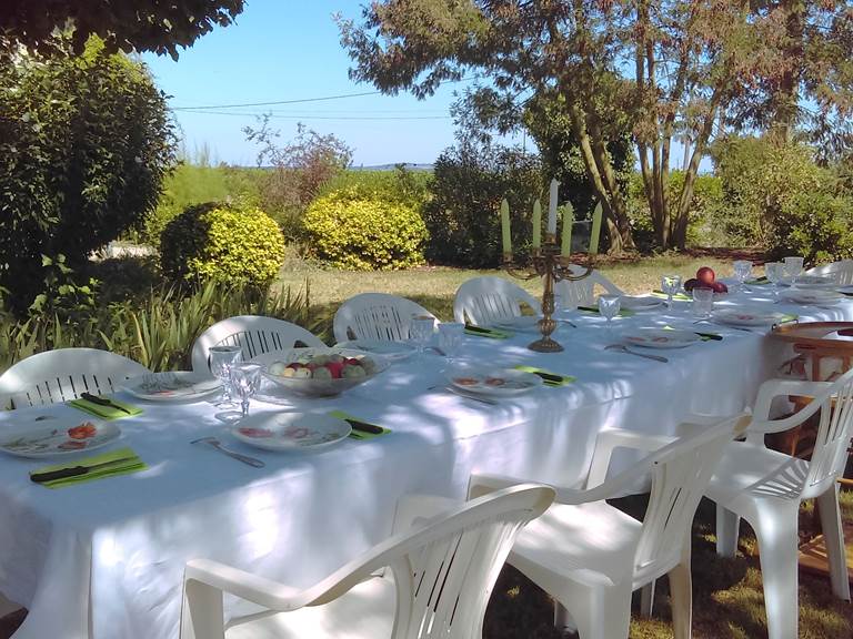 Gîtes de Beaujardin - Gîte Les Glycines Table d'extérieur