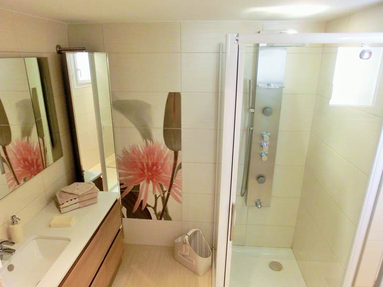 Salle de bain chambre double Portissol en rez de jardin aperçu mer à Bandol dans le Var