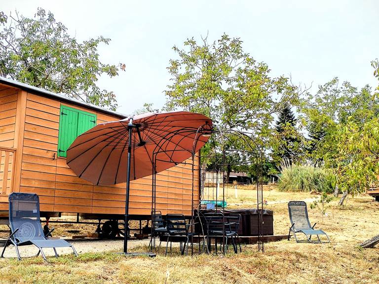 roulotte verte SERENITE avec SPA privatif et salon de jardin